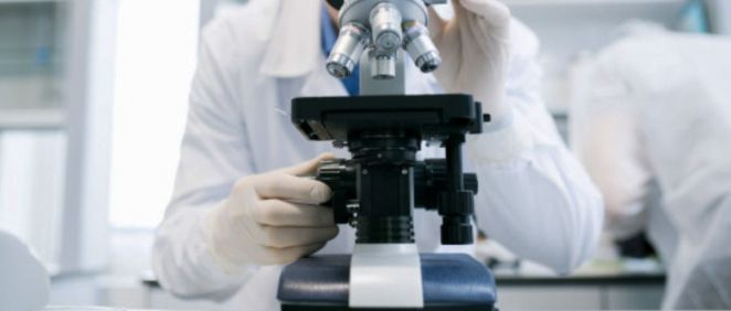 Científico observando muestras a través de un microscopio (Foto. Freepik)