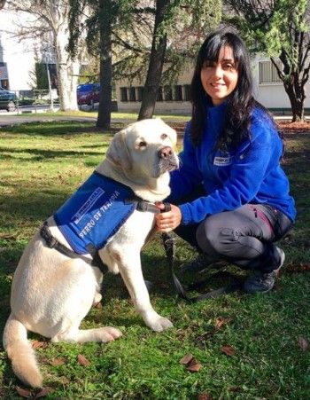 Luz Jaramillo, coordinadora de programas de Perros Azules, junto a uno de los perros de terapia. (Foto. Perros Azules)