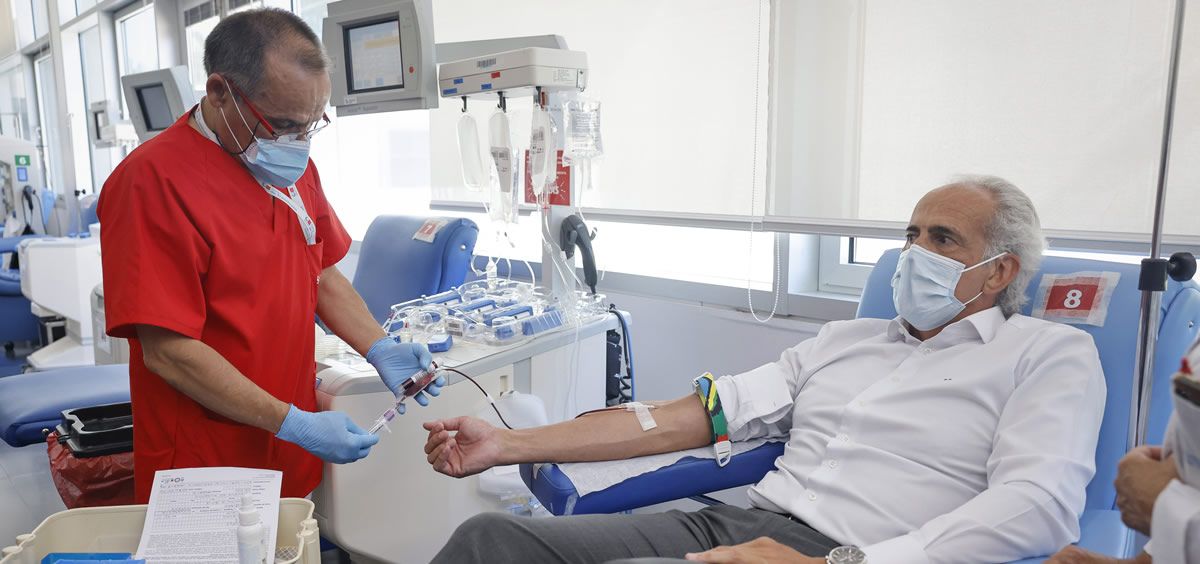 El consejero de Sanidad de la Comunidad de Madrid, Enrique Ruiz Escudero, dona sangre en el Centro de Transfusión (Foto. CAM)