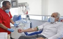 El consejero de Sanidad de la Comunidad de Madrid, Enrique Ruiz Escudero, dona sangre en el Centro de Transfusión (Foto. CAM)