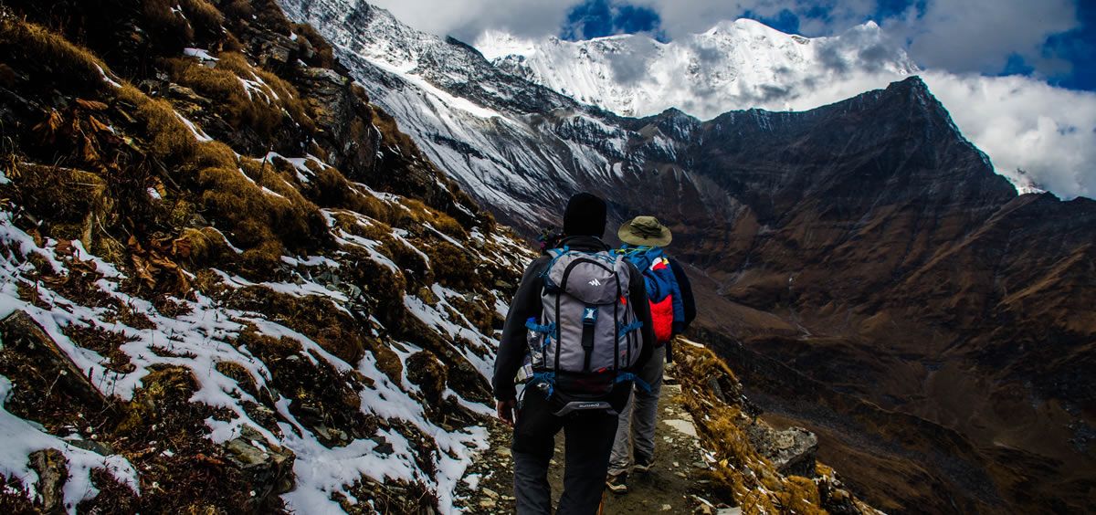 Dos personas en alta montaña (Foto. Saikat Ghosh - Pexels)