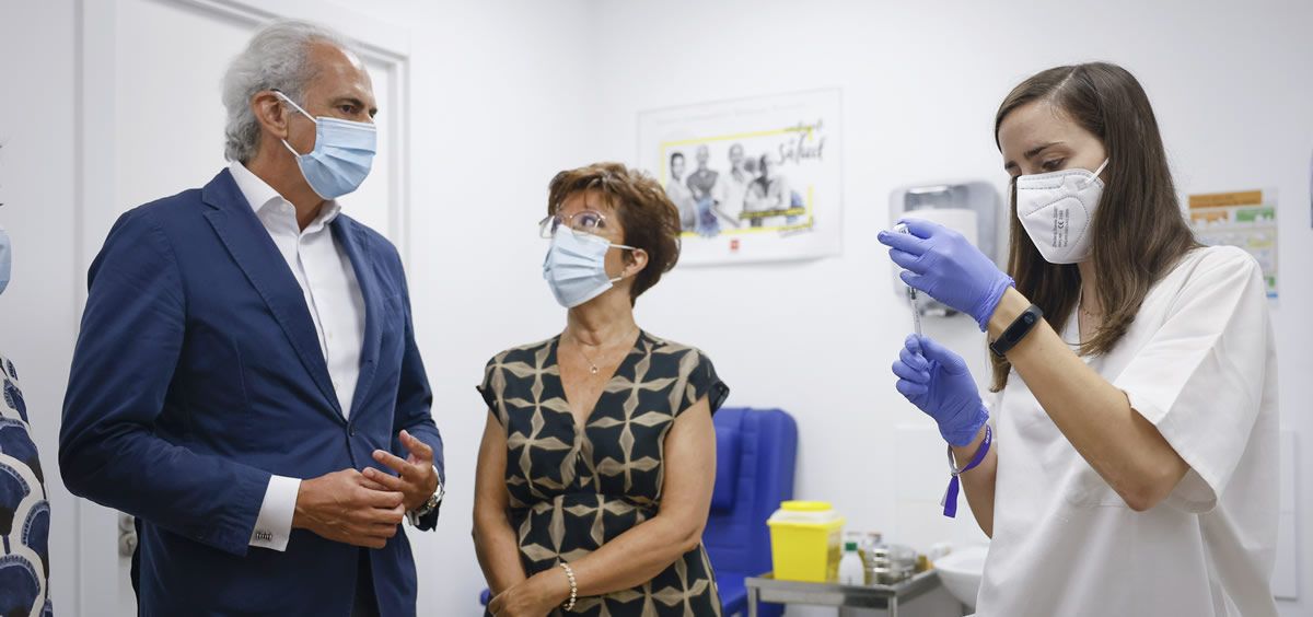 El consejero de Sanidad de la Comunidad de Madrid, Enrique Ruiz Escudero, durante su visita al centro de vacunación regional (Foto. CAM)