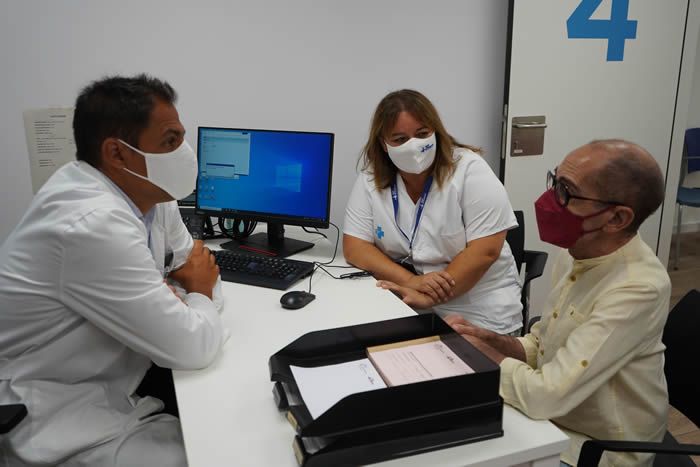 Miguel Ángel, primer paciente en recibir el traamiento junto a los profesionales sanitarios