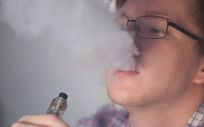Un joven fumando de un cigarrillo electrónico. (Foto. Europa Press. Com Salud)