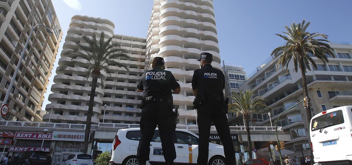 Dos policías locales hacen guardia frente al hotel Palma Bellver (Foto. EP)