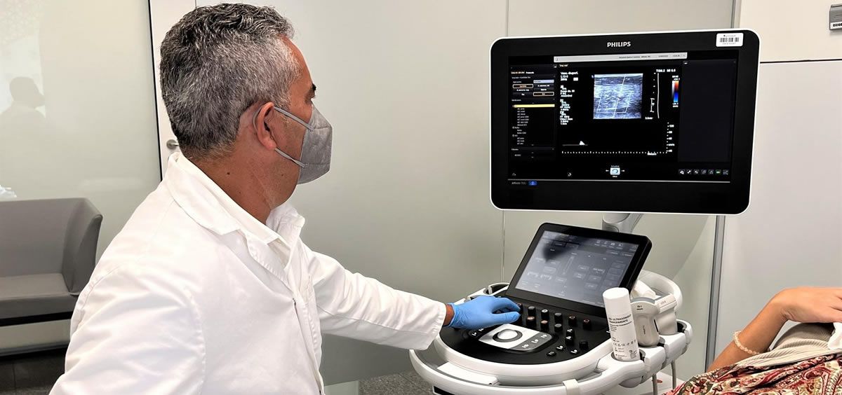 El doctor Sánchez Maestre del Hospital Quirónsalud Córdoba aplica la técnica de la microespuma (Foto. Quirónsalud)