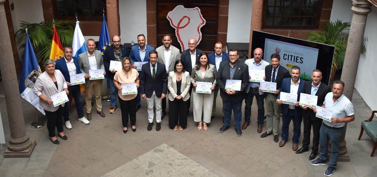 La ministra de Sanidad, Carolina Darias (c), junto a los alcaldes de los 14 municipios de La Palma (Foto: M. Sanidad)