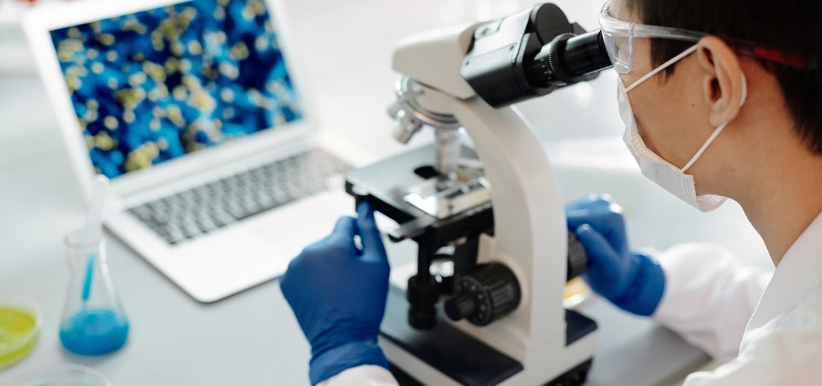 Científico analizando muestra en microscopio (Foto: Pexels)