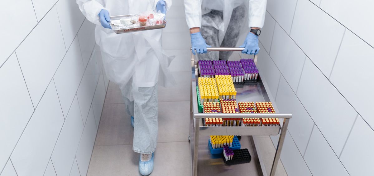 Trabajadores de un laboratorio transportando muestras (Foto. Pexels)