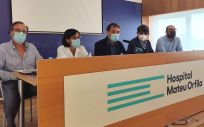 Representantes de la Consejería de Salud de Baleares y profesionales del Hospital Mateu Orfila, en Menorca (Foto: Gobierno de Baleares)