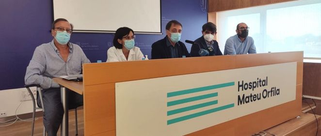 Representantes de la Consejería de Salud de Baleares y profesionales del Hospital Mateu Orfila, en Menorca (Foto: Gobierno de Baleares)
