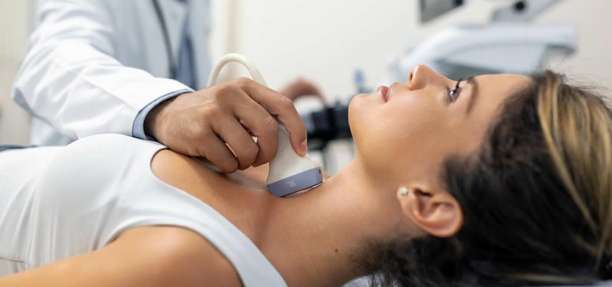Un doctor examina la tiroides de una mujer (Foto. Freepik)