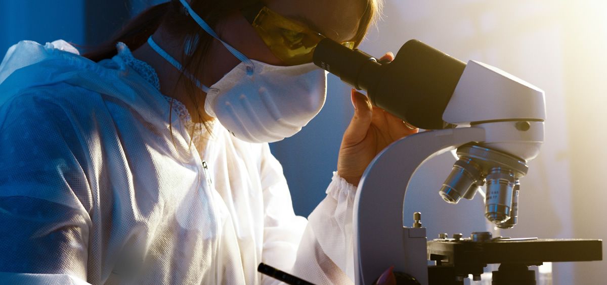 Científica analizando muestras en un microscopio (Foto. Pexels)