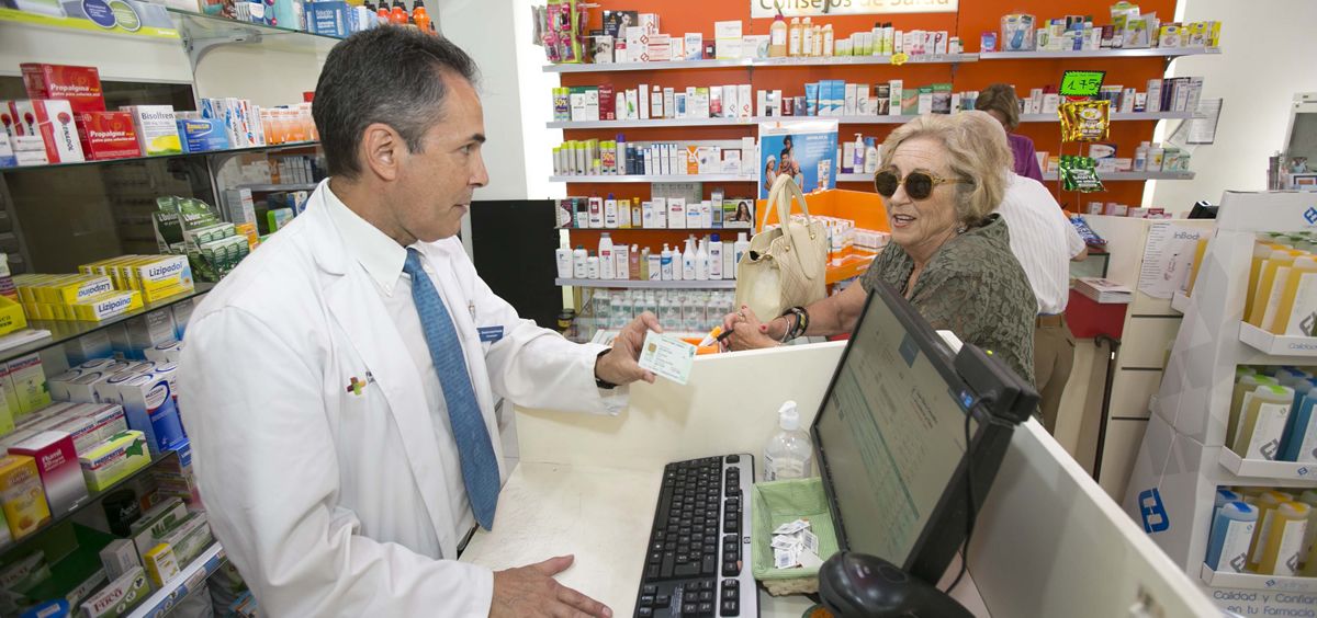 Una mujer hace uso de la receta electrónica interoperable en una farmacia española (Foto: SCS)