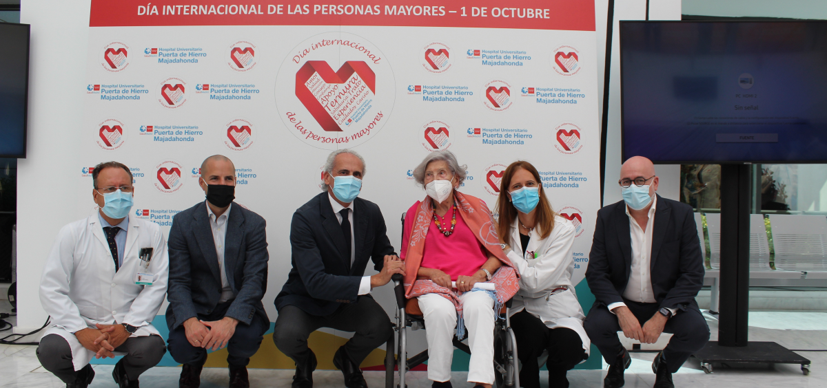 El consejero de Sanidad de Madrid, Enrique Ruiz Escudero, celebra el Día Internacional de las Personas Mayores en el Hospital Puerta de Hierro de Majadahonda. (Foto. Comunidad de Madrid)