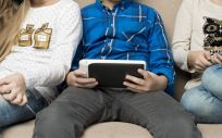 Niños utilizando un ordenador, tablet y móvil. (Foto. Freepik)