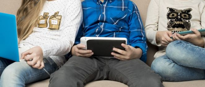 Niños utilizando un ordenador, tablet y móvil. (Foto. Freepik)