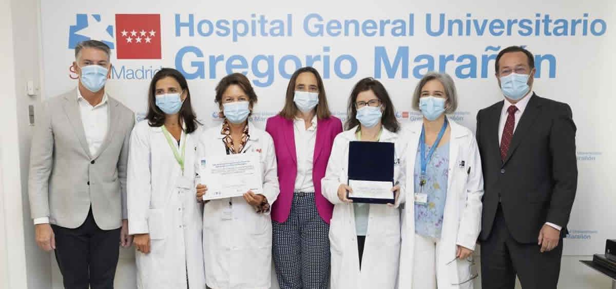 Miembros del equipo de Farmacia del Hospital Gregorio Marañón  junto con el viceconsejero de Asistencia Sanitaria y Salud Pública de la Consejería de Sanidad de la Comunidad de Madrid, Fernando Prados y el vicepresidente de Fundamed, Santiago de Quiroga