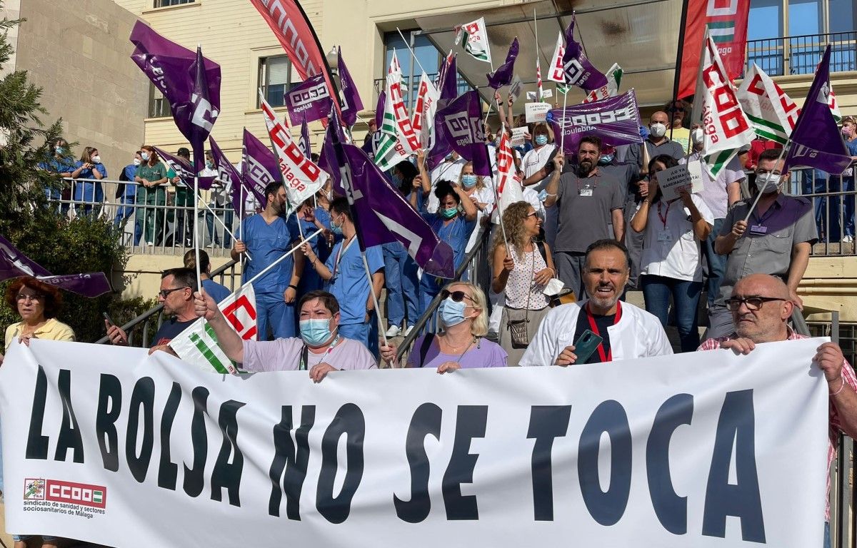 Manifestación convocada por CCOO en el Hospital Regional de Málaga. (Foto. CCOO)