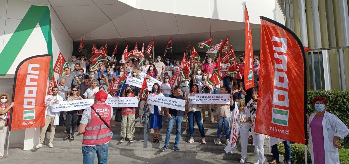 Manifestación convocada por CCOO en el Hospital Virgen Macarena de Sevilla. (Foto. CCOO)
