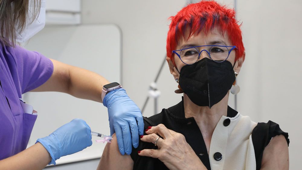 Santos Induráin se vacuna en la campaña conjunta Covid gripe