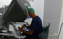 Dr. Juan Carlos Meneu con el sistema robótico Da Vinci (Foto. Quirónsalud)