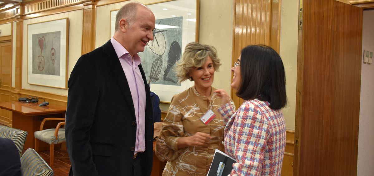 La ministra de Sanidad, Carolina Darias (d), saluda a Leonor Ruiz (c) y a Juan Carlos Siurana (i), presidenta y vicepresidente del Comité de Bioética de España (Foto: M. Sanidad)