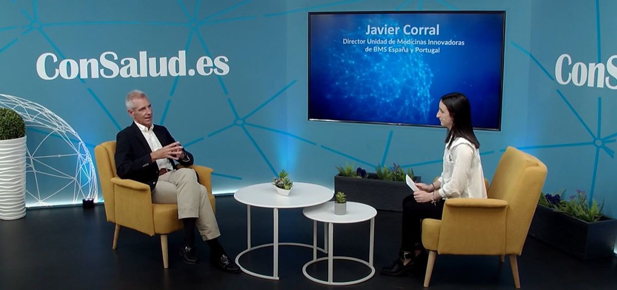 Javier Corral, director de la Unidad de Medicinas Innovadoras de Bristol-Myers Squibb España y Portugal en el plató de ConSalud TV (Foto: Consalud TV)