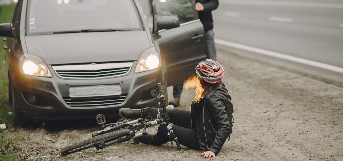 Ciclista atropellada por un coche (Foto. Freepik)