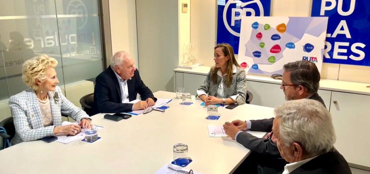 Florentino Pérez Raya y Pilar Fernández, del CGE, se reúnen con Carmen Navarro, vicesecretaria de Política Social del PP. (Foto. CGE)
