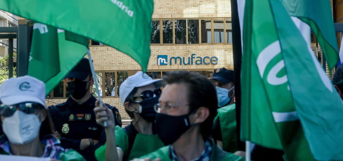 Manifestación frente a la Dirección General de Muface (Foto. Ricardo Rubio   EP)