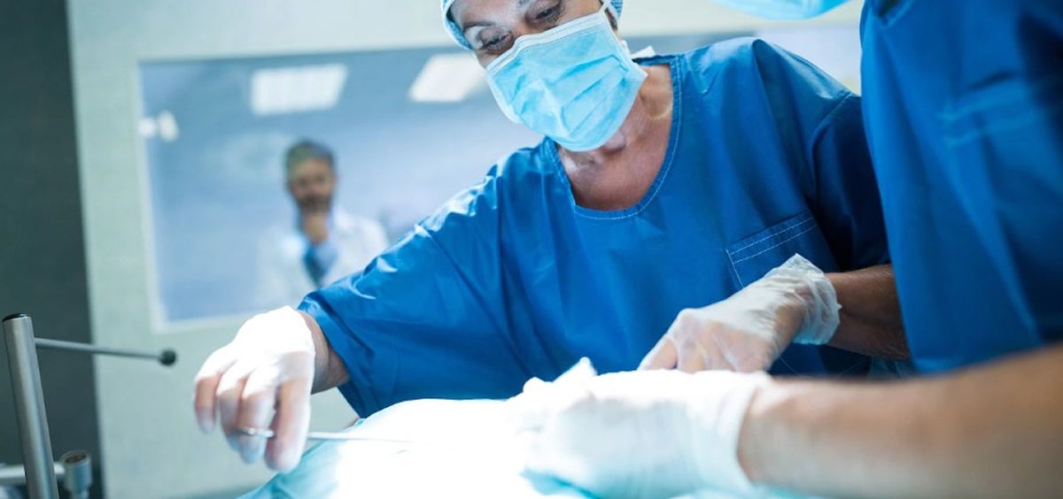 Cirujanos en operación, colecistectomía (Foto: Freepik)