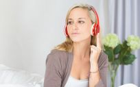 Paciente escucha música