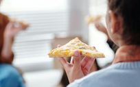 Niños comiendo pizza (Foto. Pexels)