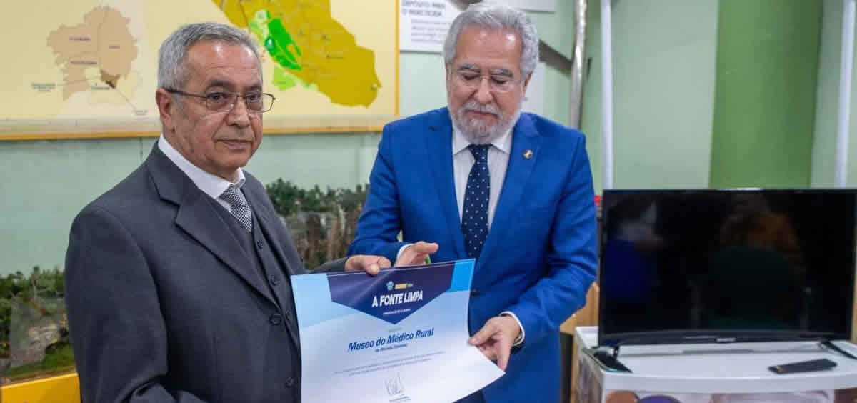 José Manuel Lage recibe del presidente del Parlamento de Galicia, Miguel Santalices, el diploma que le acredita como ganador del I Premios PSN A Fonte Limpia