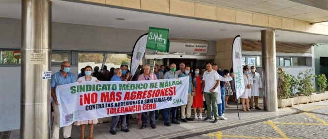 Concentración de médicos del Hospital Comarcal de la Axarquía por una nueva agresión a facultativos. (Foto. Sindicato Médico de Málaga)