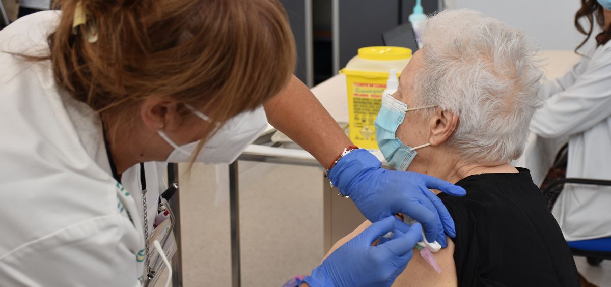 Una persona mayor recibe una vacuna de refuerzo frente al Covid-19 (Foto: M. Sanidad)