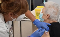 Una persona mayor recibe una vacuna de refuerzo frente al Covid-19 (Foto: M. Sanidad)