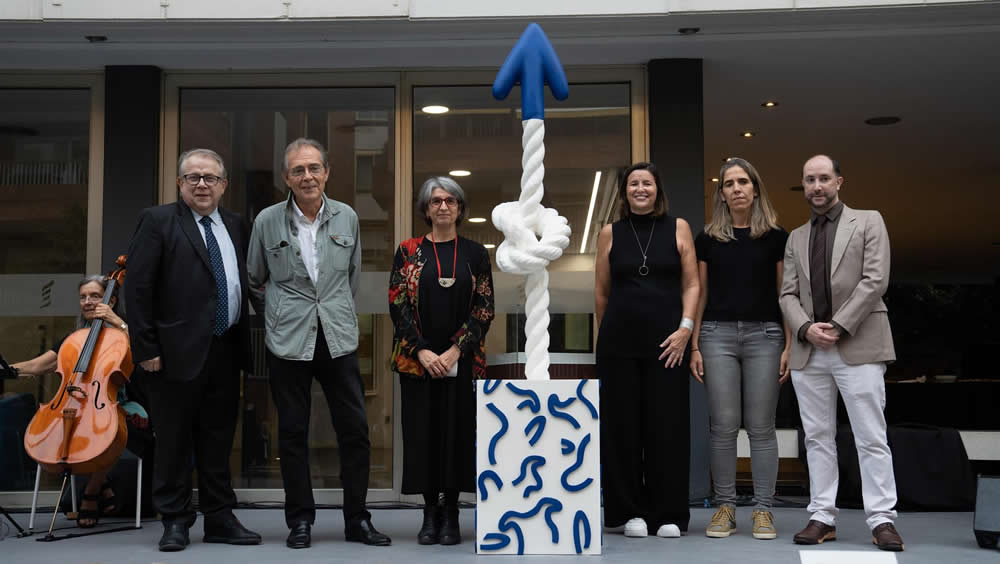 El Comb instala una escultura dedicada a los sanitarios 