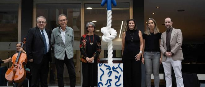 El Comb instala una escultura dedicada a los sanitarios 