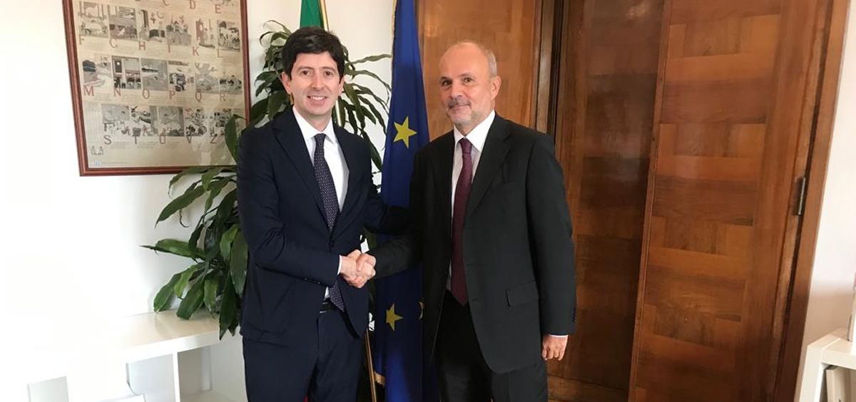 El exprimer ministro de Salud de Italia, Roberto Speranza (derecha), junto al nuevo titular de Sanidad, Orazio Schillaci (izquierda) (Foto. Ministerio de la Salud de la Italia)
