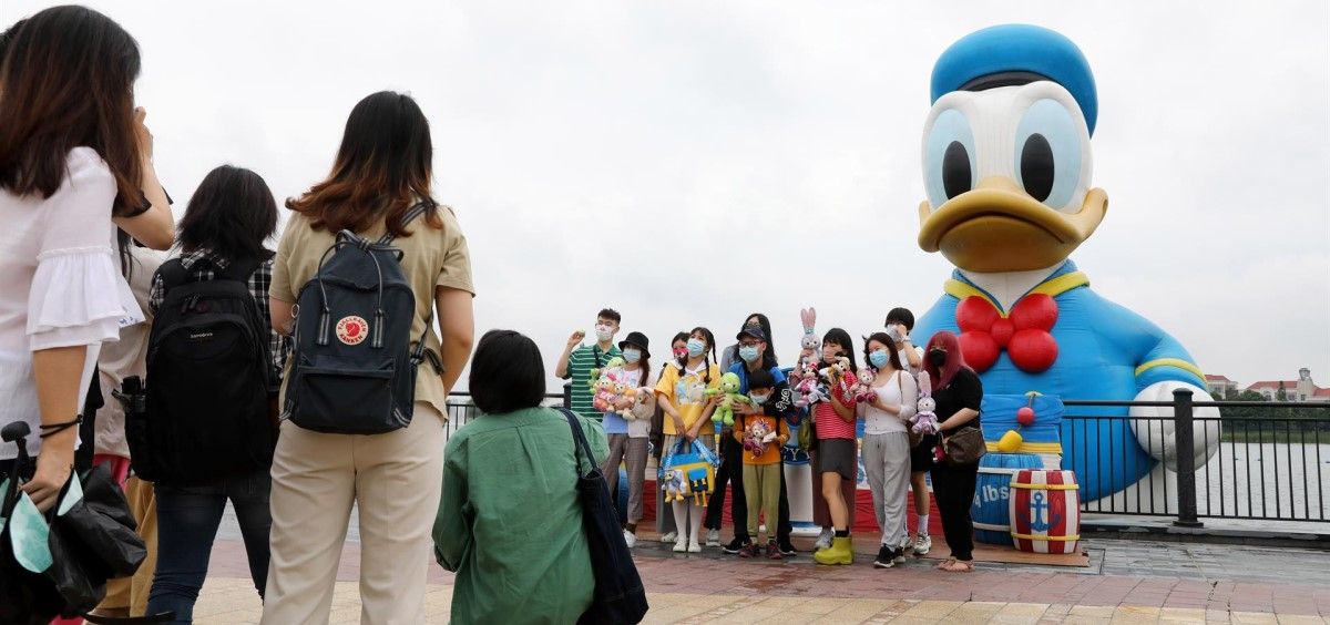 Turistas posan para una foto en el Disney Resort de Shanghái. (Foto. Fang Zhe Xinhua News Contactophoto. EP)