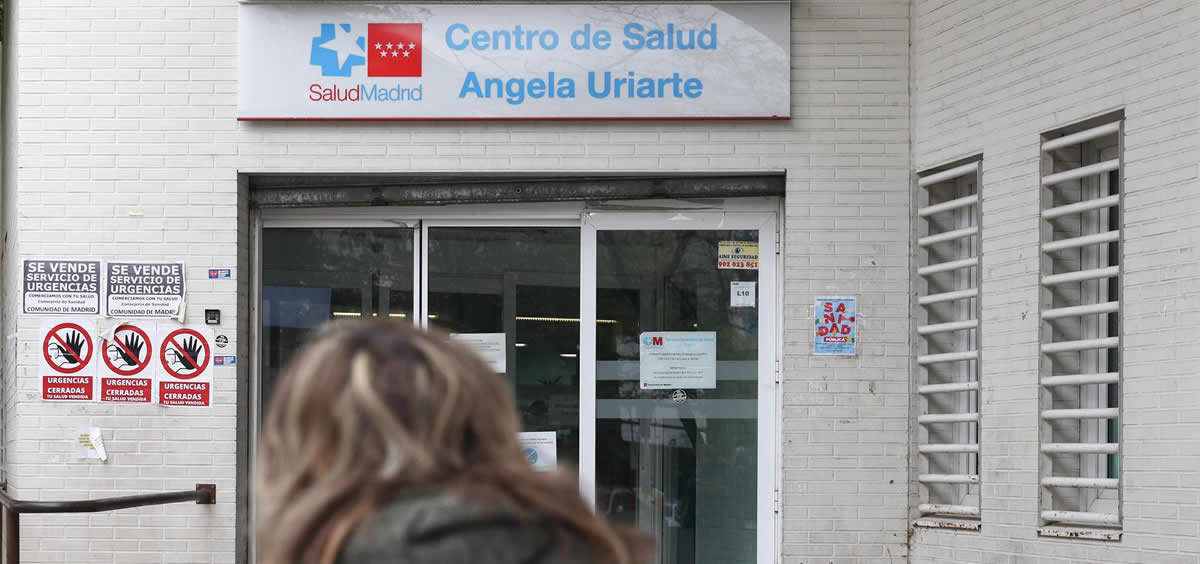 Una mujer llega al Centro de Salud Ángela Uriarte (Foto: Eduardo Parra, EP)