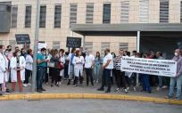 Manifestación en el área de Urgencias del Hospital de la Ribera (Foto: COENV)