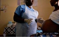 Comadrona atendiendo a una embarazada en Sierra Leona (Foto. UNICEF/Kate Holt)