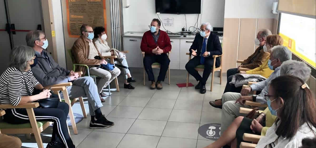 El viceconsejero de Familia, Juventud y Política Social, Luis Martínez-Sicluna, durante su visita visitar al Centro Integral Parkinson Madrid Retiro (Foto: Comunidad de Madrid)