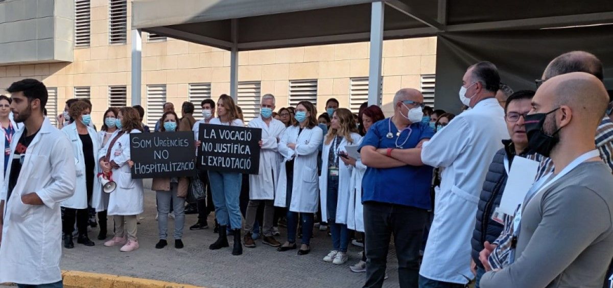 Concentración en las Urgencias del Hospital de la Ribera de Alzira. (Foto. Coenv)
