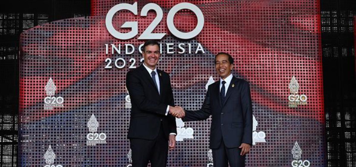 El presidente del Gobierno de España, Pedro Sánchez, junto al presidente de Indonesia, Joko Widodo, a su llegada a la Cumbre del G20 (Foto. Moncloa/Borja Puig de la Bellacasa/G20)
