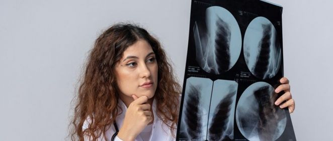 Doctora mirando las radiografías de un paciente buscando cáncer de pulmón (Foto. Freepik)