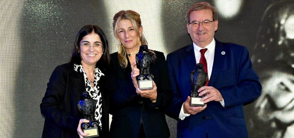 Carolina Darias y Yolanda Díaz, ministras de Sanidad y de Trabajo, recogiendo el Premio Turia. (Foto. Ministerio de Sanidad)